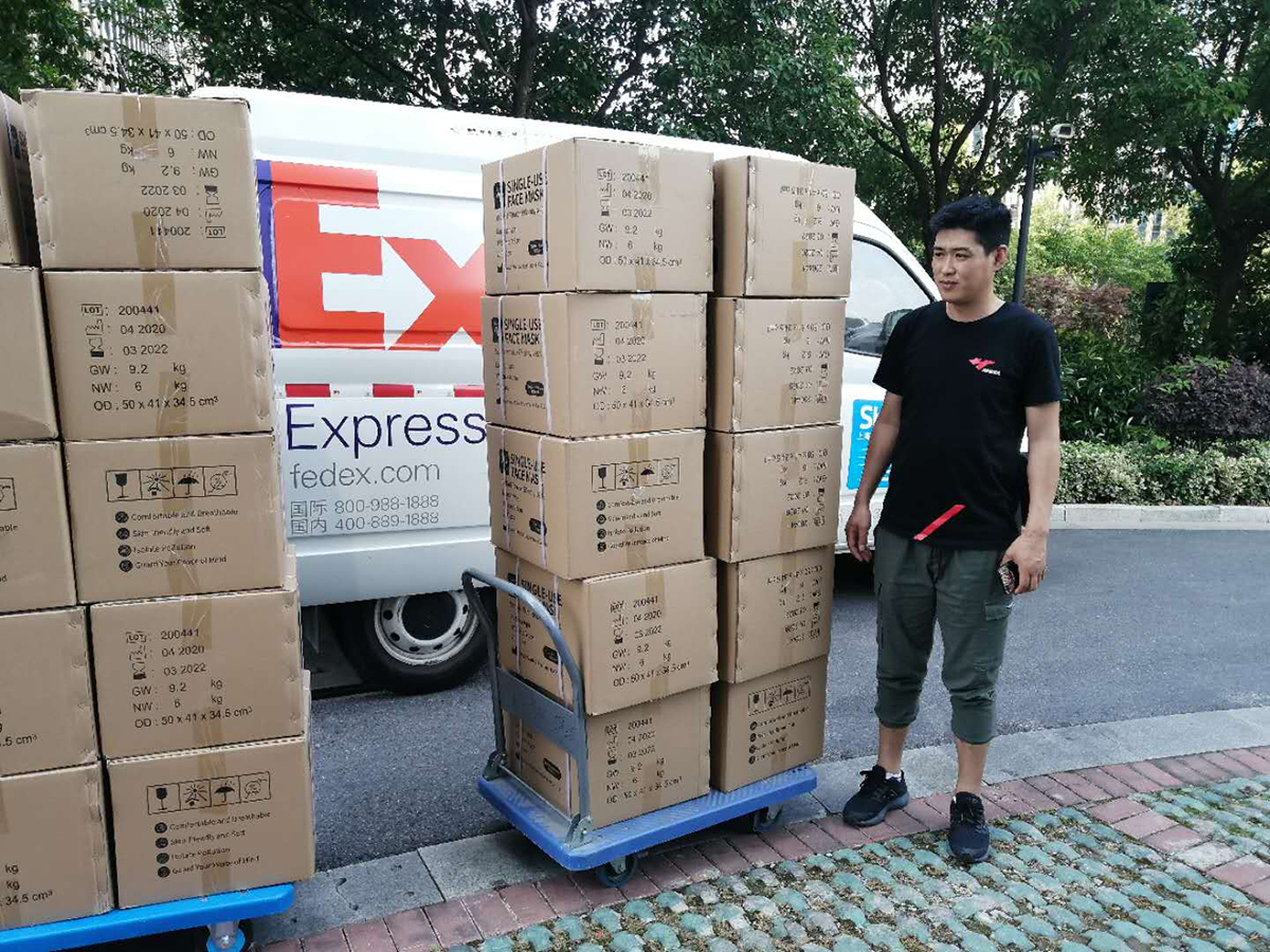 20,000 disposable masks sent to France through FEDEX